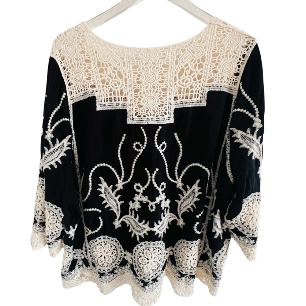 Leo & Nicole Elegant Black and Cream Lace Women's Top - Picture 2 of 5